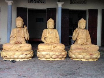 Tạc tượng tam thế phật bằng gỗ mít tại Sơn Đồng