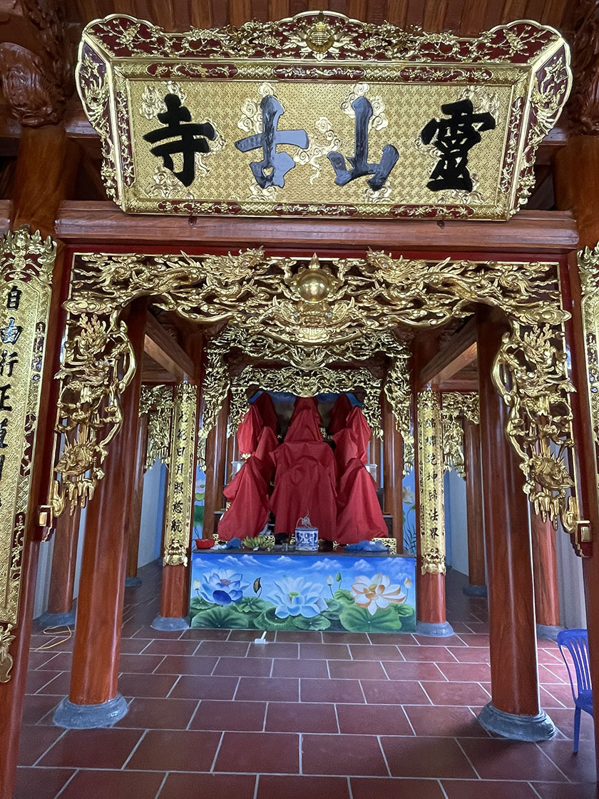 Mẫu bàn thờ gia tiên gỗ gõ đỏ BTG1532 - Phong Thủy Nhất Tâm