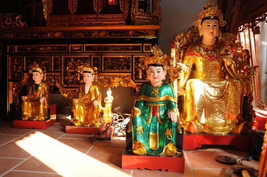 Sơn Đồng nổi tiếng với nghề tạc tượng Phật, tượng Mẫu và đồ thờ cúng bằng gỗ